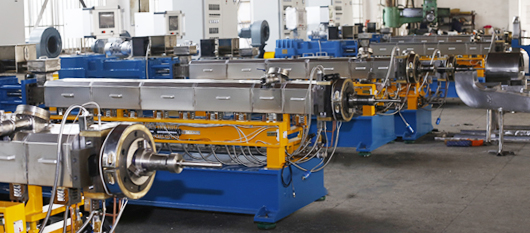 雙螺桿擠出造粒機(jī)組生產(chǎn)車間